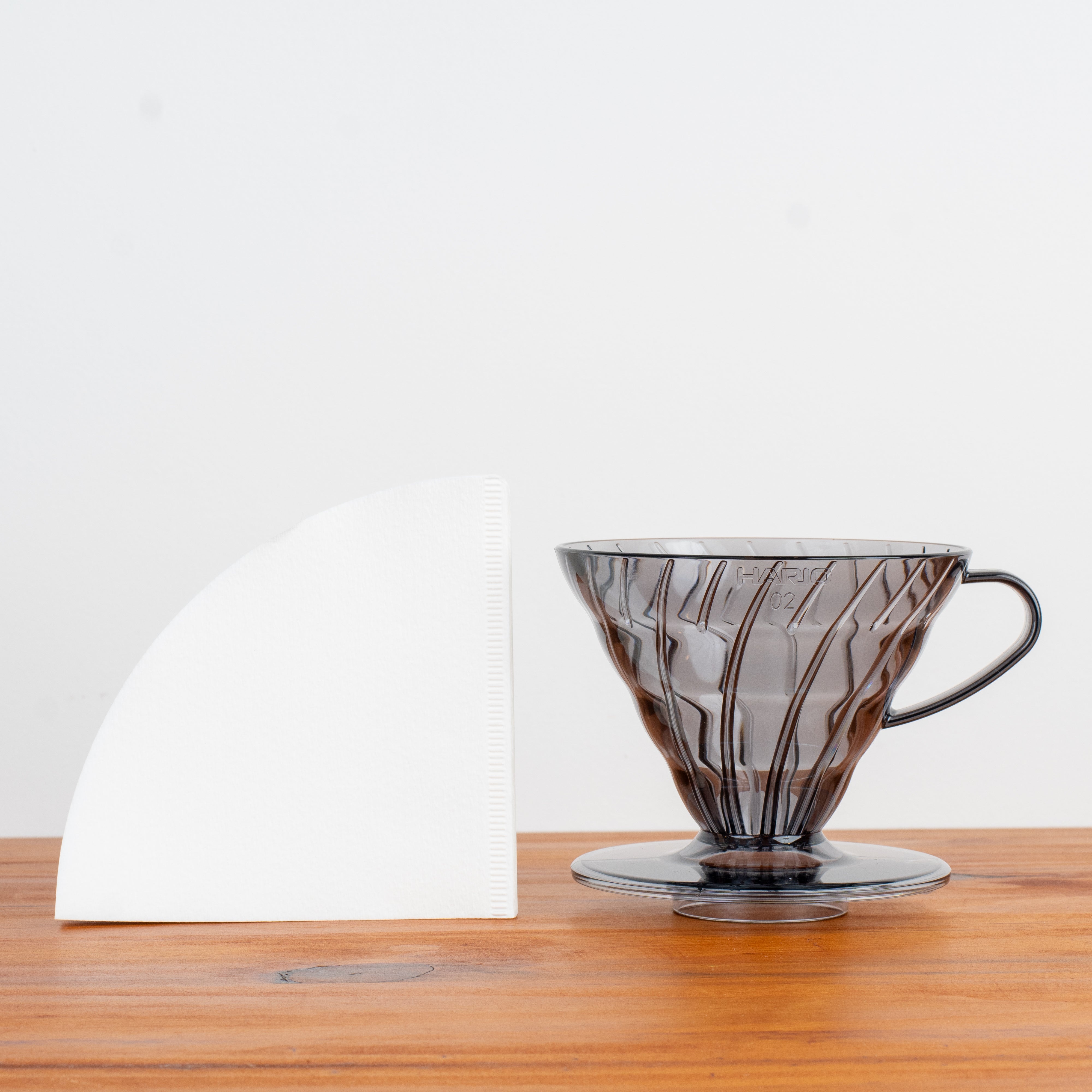 V60 Fumê + Filtro de Papel V60 (100 unidades)