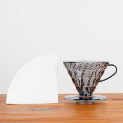 V60 Fumê + Filtro de Papel V60 (100 unidades)