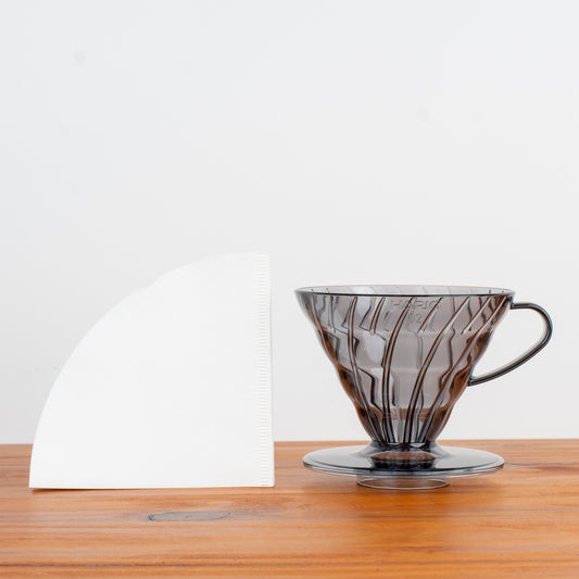 V60 Fumê + Filtro de Papel V60 (100 unidades)